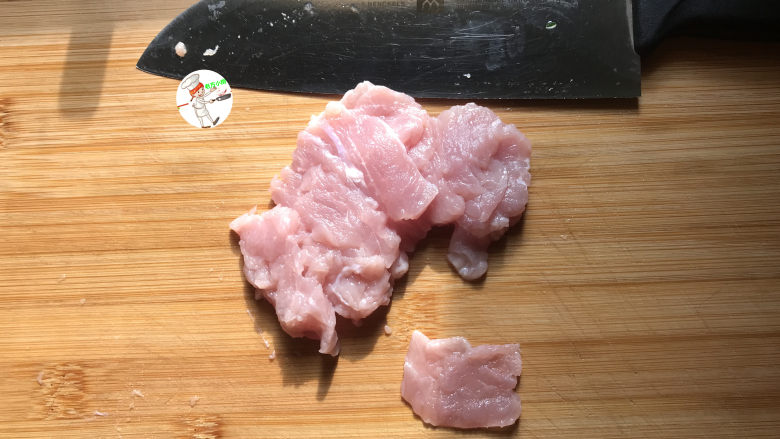 黄瓜炒肉片,<a style='color:red;display:inline-block;' href='/shicai/ 34510'>精瘦肉</a>冲洗干净后也切成薄片,新手下厨,若担心切不好,可以将猪肉在冰箱微微冻硬一会儿,切起来就顺手多了