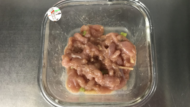 黄瓜炒肉片,再淋入少许食用油锁住水分,腌制10分钟