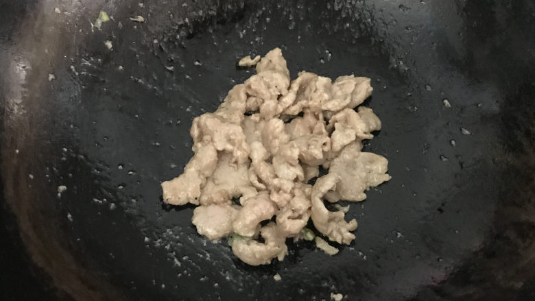 黄瓜炒肉片,锅热倒油,放入腌好的肉片,翻炒,炒至肉片断生变色,先盛出来备用