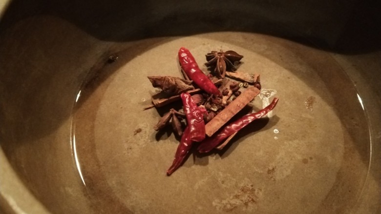 红酒炖羊肉,准备好砂锅放入八角,桂皮,干辣椒,花椒