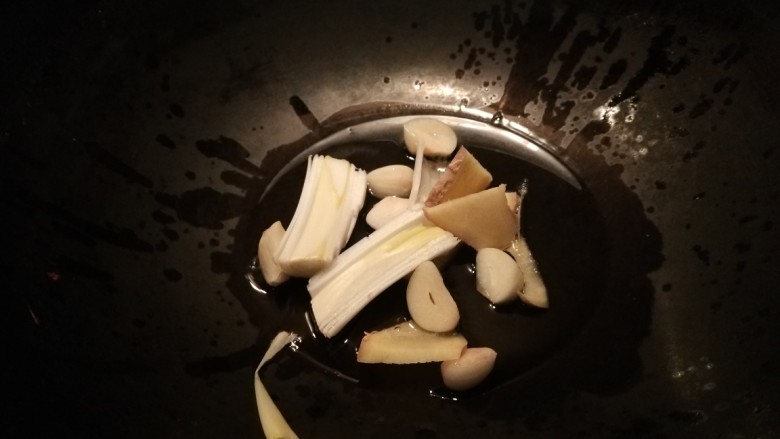 红酒炖羊肉,锅中倒入适量油烧热,放入葱姜蒜