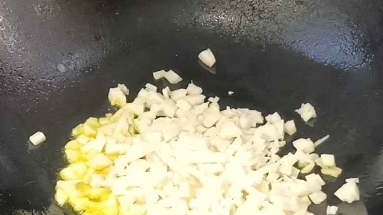 莲藕芹菜蛋炒饭,就着油锅,放入藕丁炒匀