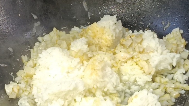 莲藕芹菜蛋炒饭,放入米饭炒匀,加点清水,焖3-5分钟