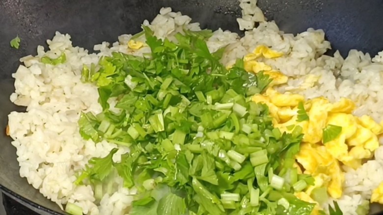 莲藕芹菜蛋炒饭,加入鸡蛋和芹菜,炒匀至熟