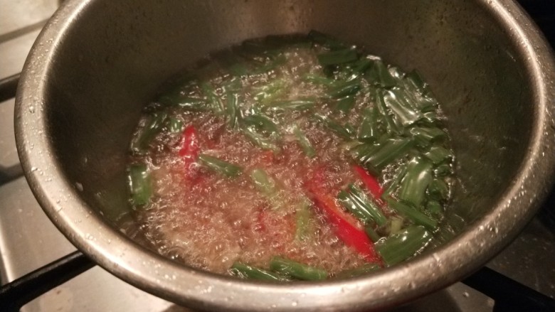 凉拌双耳,油烧热放花椒炸制褐色捞出来,油倒入盆中
