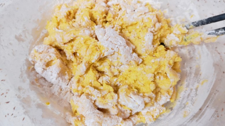 田园南瓜饼,用筷子搅拌成絮状。