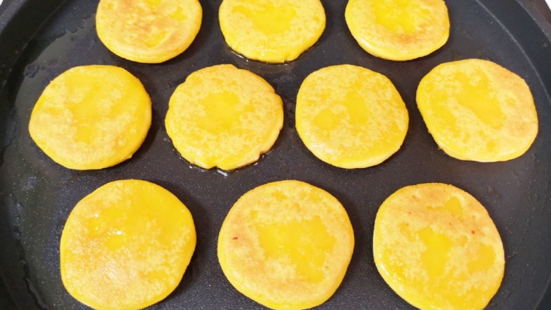 田园南瓜饼,一面上色以后翻面。