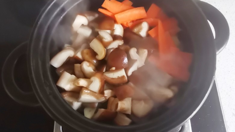 砂锅香菇豆腐煲,放入香菇胡萝卜炒熟,