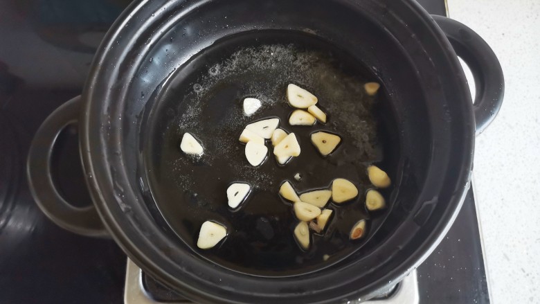 砂锅香菇豆腐煲,另起锅热油,爆香大蒜,