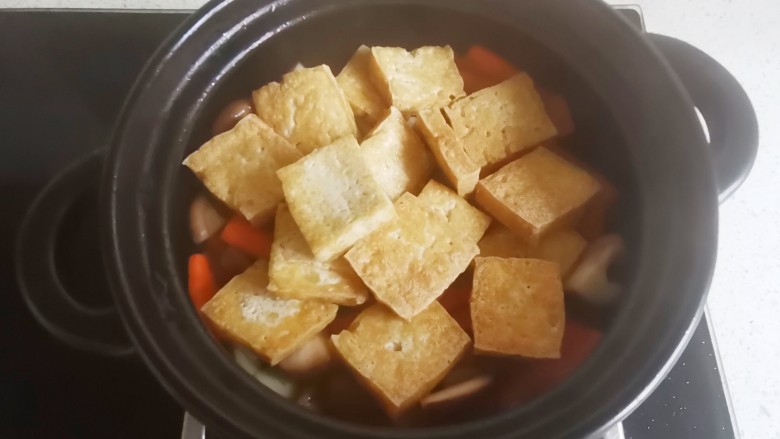 砂锅香菇豆腐煲,放入豆腐翻炒一会,