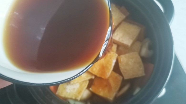 砂锅香菇豆腐煲,倒入调酱汁,