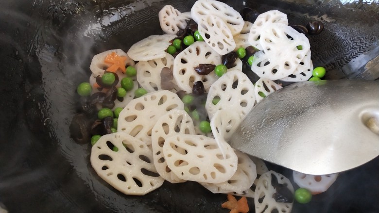 荷塘小炒,把四种食材一同放进锅里翻炒均匀,再小炒一会