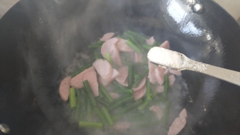 花样小炒,加入适量开水,少许盐烧是2分钟左右