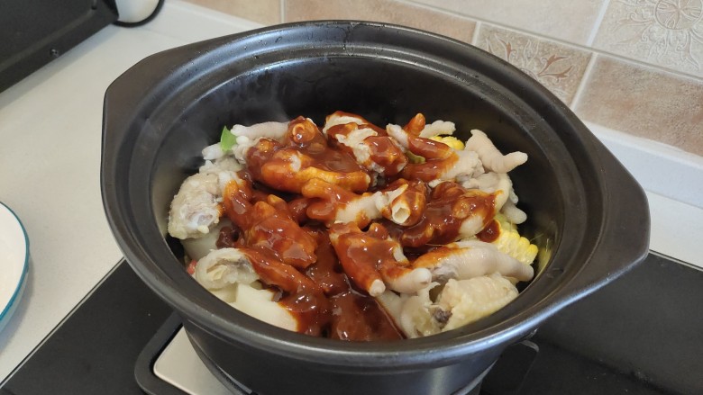 韩式什锦锅,淋上料汁,再加少许清水。