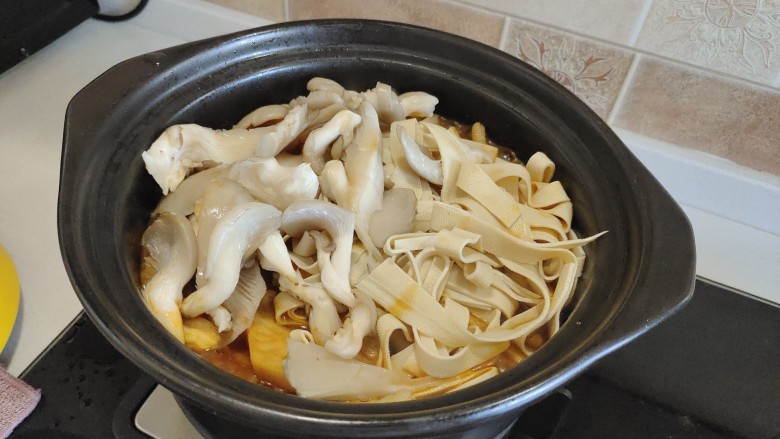 韩式什锦锅,加入平菇,豆腐皮。