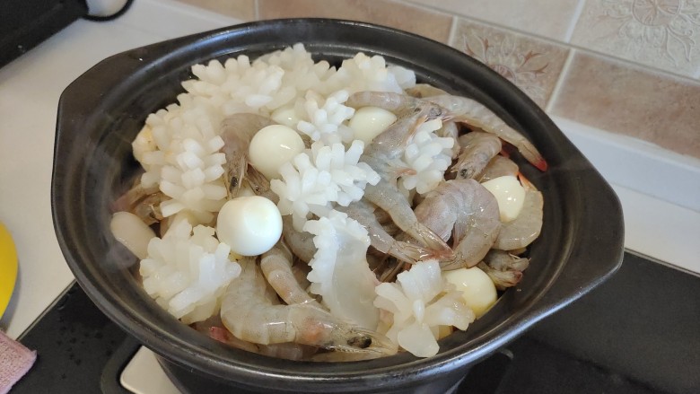 韩式什锦锅,加入<a style='color:red;display:inline-block;' href='/shicai/ 12'>鹌鹑蛋</a>,鲜香,鱿鱼花。