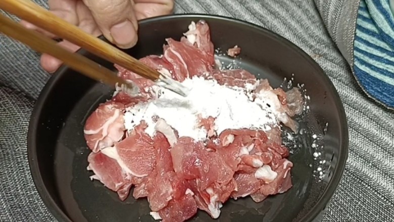 平菇炒肉,<a style='color:red;display:inline-block;' href='/shicai/ 429'>瘦肉</a>洗净后切成薄片，加入<a style='color:red;display:inline-block;' href='/shicai/ 718'>料酒</a>和淀粉，拌匀腌制备用