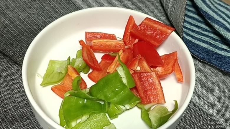 平菇炒肉,青红辣椒洗净后切成小块,备用