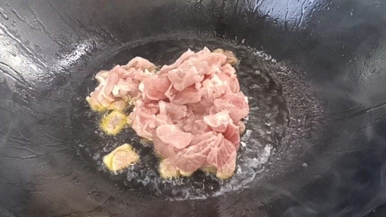 平菇炒肉,起锅烧油,放入瘦肉,炒至断生,盛出备用