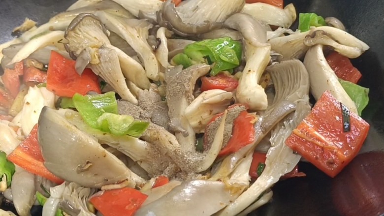 平菇炒肉,加入盐和<a style='color:red;display:inline-block;' href='/shicai/ 720'>胡椒粉</a>,翻炒均匀至入味