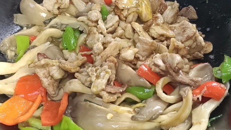 平菇炒肉,加入瘦肉,翻炒均匀至入味