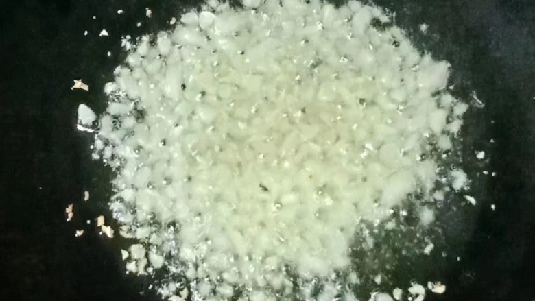 肉末蒸土豆,热锅下油,放入蒜末爆香