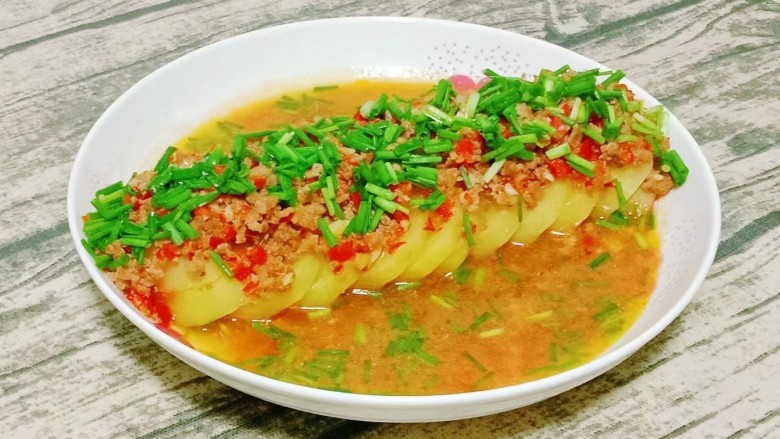 肉末蒸土豆,出锅后撒入<a style='color:red;display:inline-block;' href='/shicai/ 3250'>葱</a>花