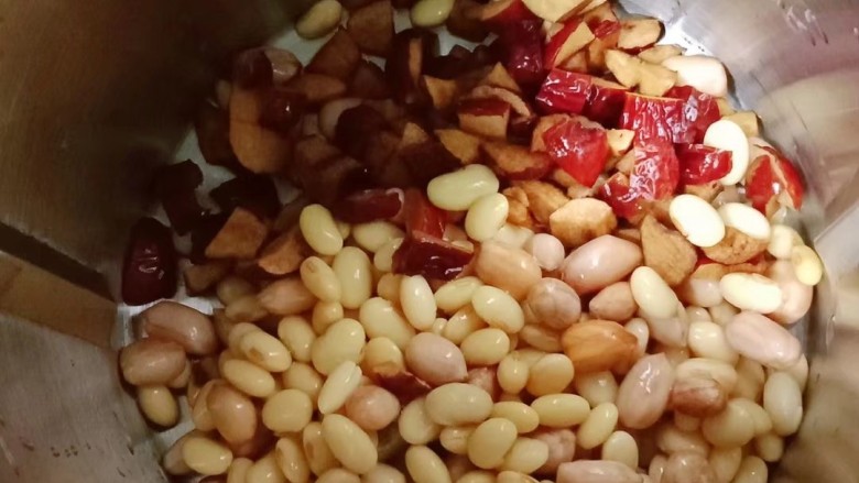 花生红枣豆浆,全部食材放入豆浆机内