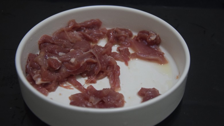 洋葱炒肉丝,猪肉切丝,加入食用小苏打和油抓匀,腌制十分钟