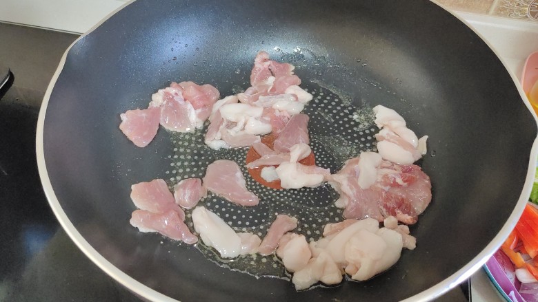 干锅千叶豆腐,锅里加少许食用油,加入猪肉煸炒