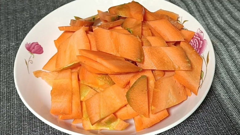 胡萝卜炒香肠,<a style='color:red;display:inline-block;' href='/shicai/ 25'>胡萝卜</a>去皮洗净,切成薄片备用