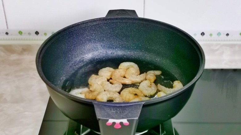 杏鲍菇炒虾仁,起油锅,加入腌制好的虾仁。