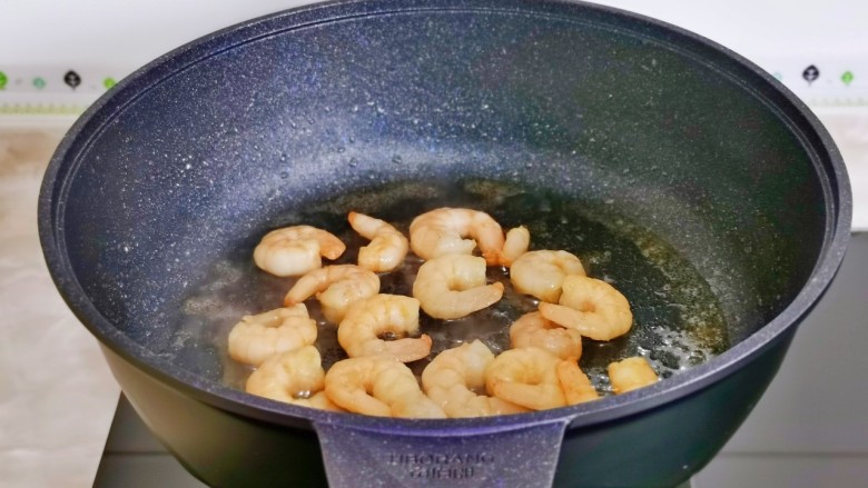 杏鲍菇炒虾仁,小火翻炒至变色,盛出备用。