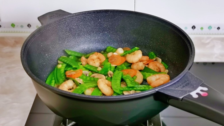 杏鲍菇炒虾仁,快速翻炒均匀,关火出锅。