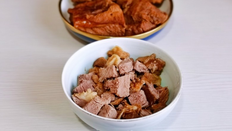 牛肉炖芋头,卤好的牛肉切丁,剩下的可以凉后再切片蘸蒜蓉酱吃一级棒。