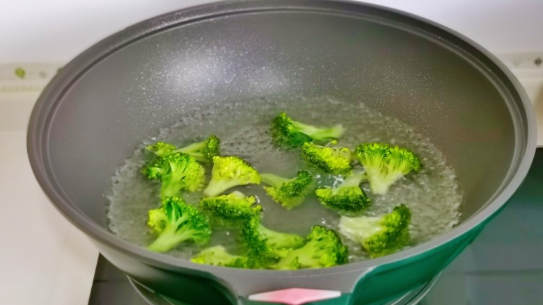 牛肉炖芋头,西兰花焯水,水烧开后下西兰花煮45秒捞出过冷水。
