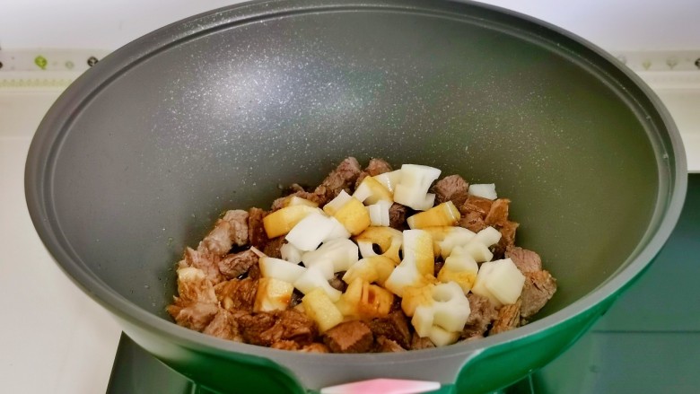牛肉炖芋头,再加入藕丁,芋头,1勺酱油翻炒均匀。