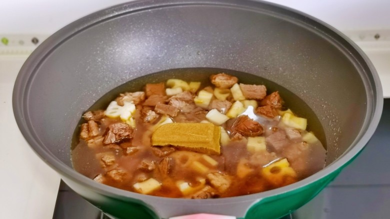 牛肉炖芋头,加入3小碗水,加<a style='color:red;display:inline-block;' href='/shicai/ 693'>咖喱</a>块,冰糖烧开后转小火15分钟。