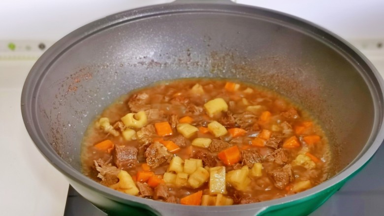 牛肉炖芋头,按个人口味加入盐大火煮2分钟关火,留点汤汁更好吃。
