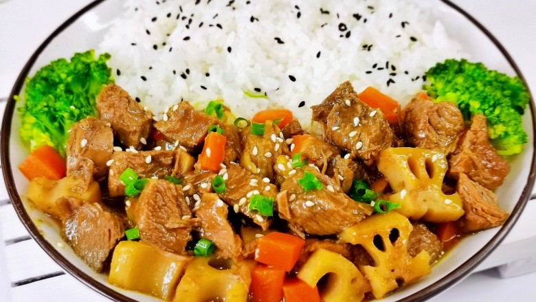 牛肉炖芋头,盘中盛入米饭,盛入咖喱藕丁牛肉,撒上熟芝麻,葱花就好啦!