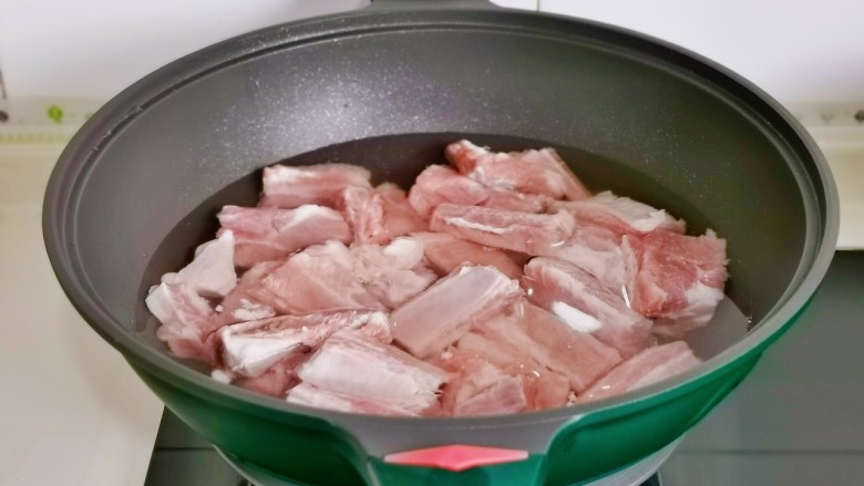 话梅排骨,冷水下锅煮3分钟。