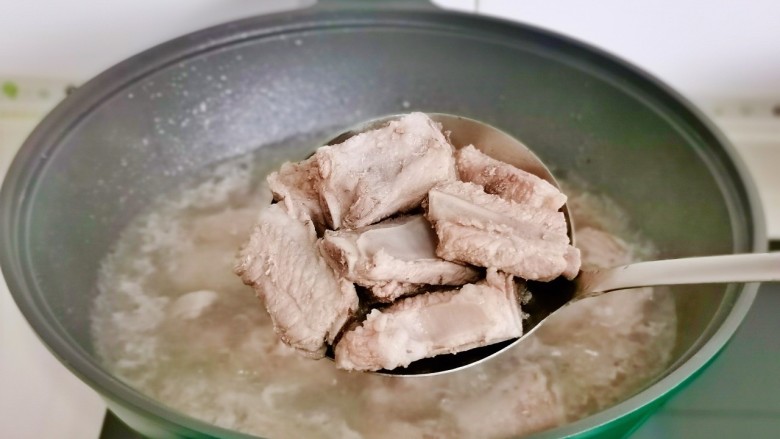话梅排骨,捞出冲洗干净。