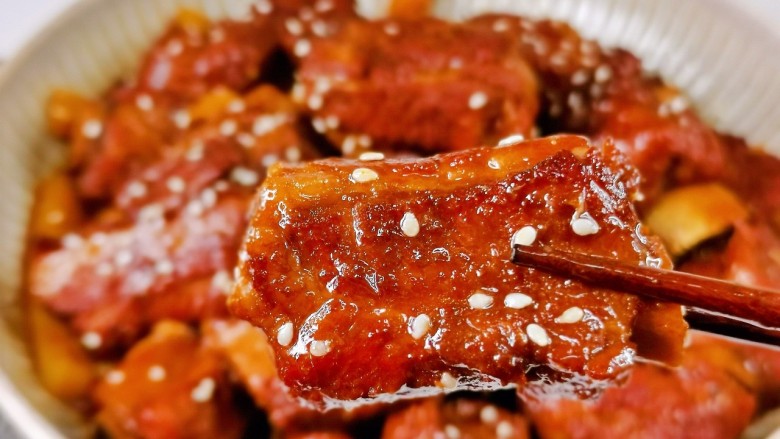 话梅排骨,色香味俱全,一根接一根,太香了。