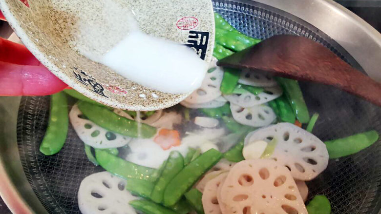 荷兰豆藕片,加入盐,鸡精调味,勾个薄芡