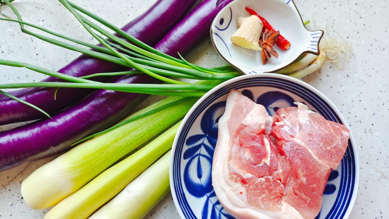 茭白茄子焖肉,首先我们准备好所有食材