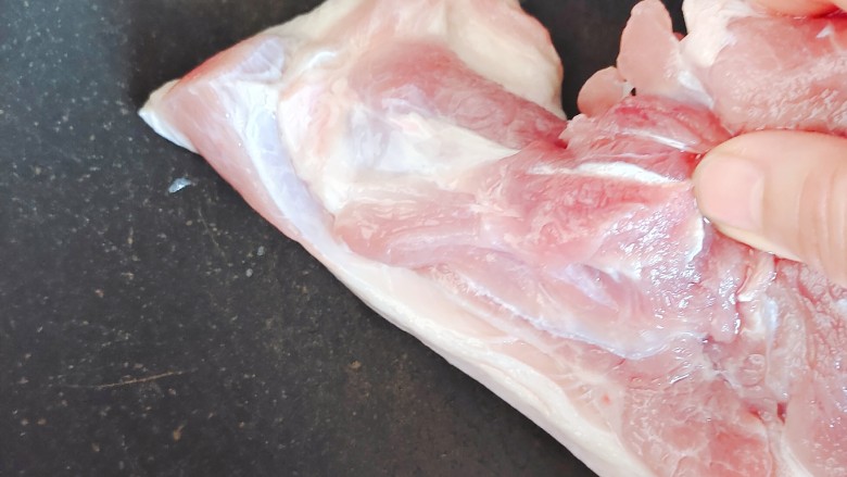 茭白茄子焖肉,<a style='color:red;display:inline-block;' href='/shicai/ 414'>猪肉</a>不用洗,烧热锅后将猪皮来来回回烫一下(去毛去腥)