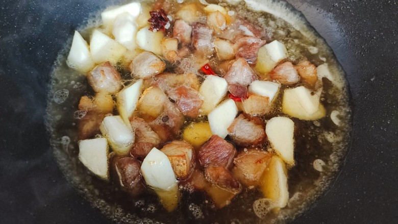 茭白茄子焖肉,加入热开水,水量与食材齐平