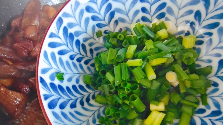 茭白茄子焖肉,加入小葱,大火收汁,即可
