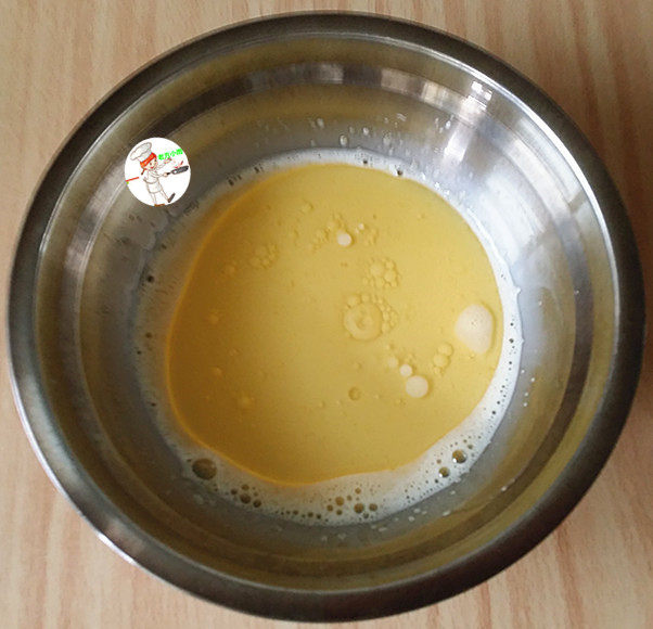 果子蛋糕,再倒入<a style='color:red;display:inline-block;' href='/shicai/ 219'>牛奶</a>和食用油,同样用刮刀拌匀,至完全乳化状态