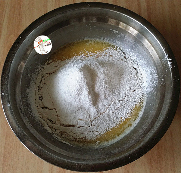 果子蛋糕,将蛋糕粉过筛后加入盆中,用刮刀“Z”字搅拌,搅拌至无干粉状态即可